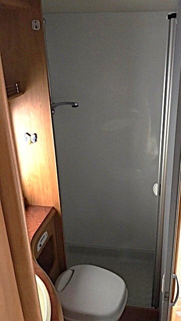 Toilette compacte avec cabine de douche en verre