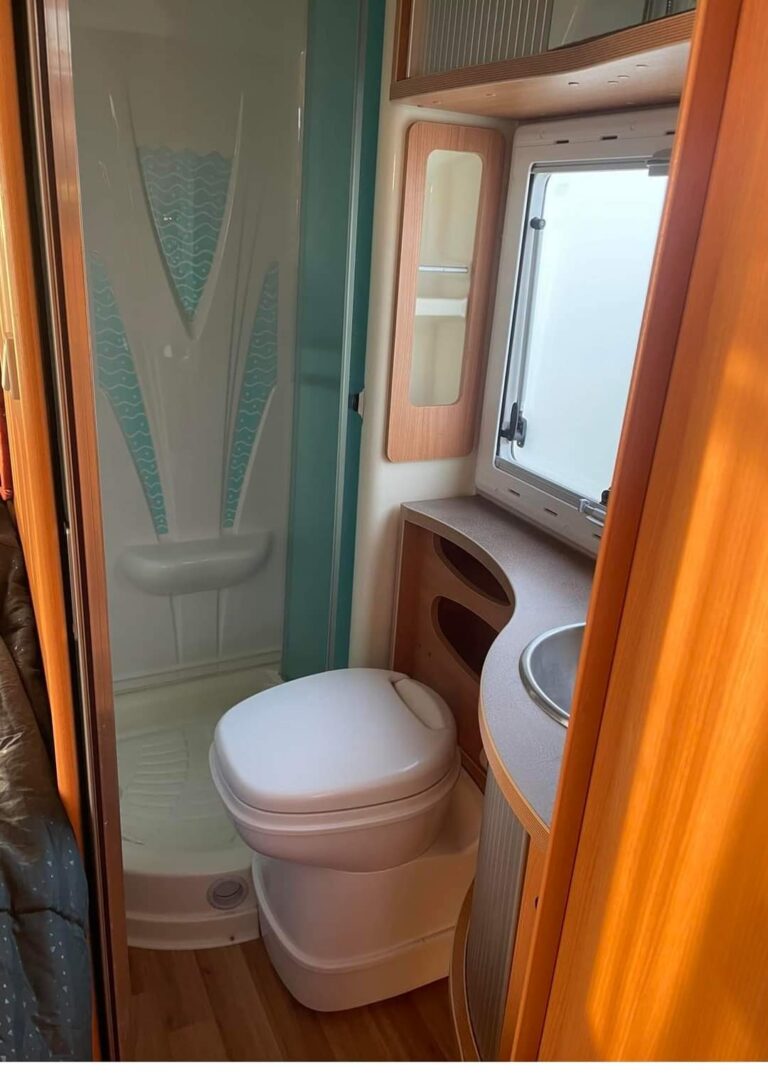 Intérieur compact de toilette de caravane moderne