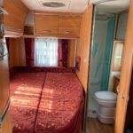 Intérieur moderne de caravane avec lit et salle de bain
