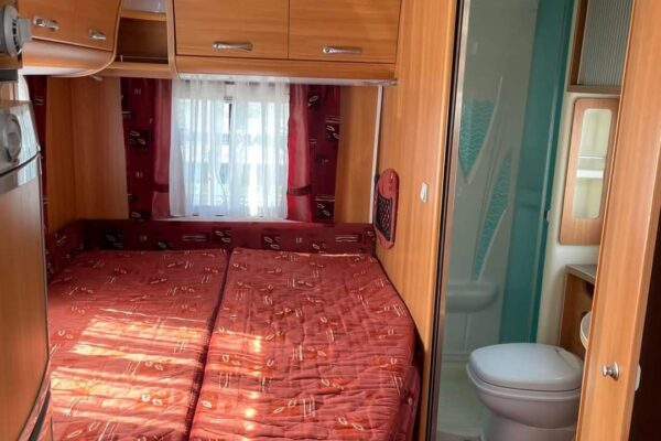 Intérieur moderne de caravane avec lit et salle de bain