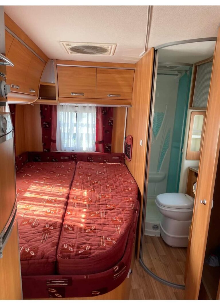 Intérieur moderne de caravane avec lit et salle de bain
