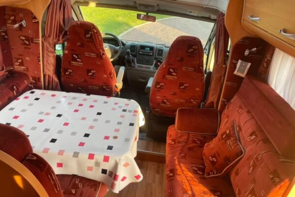Intérieur cosy de camping-car avec sièges rouges