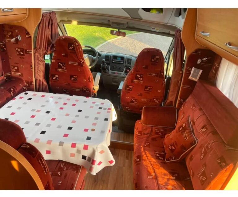 Intérieur cosy de camping-car avec sièges rouges
