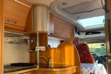 Interno moderno di Camper con cucina