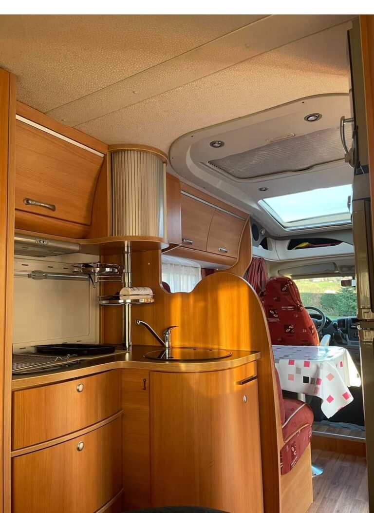 Intérieur moderne de camping-car avec cuisine