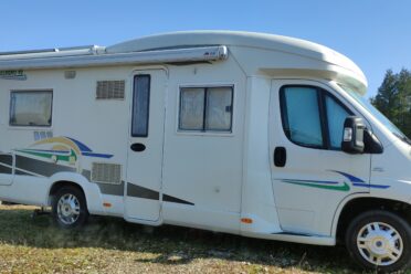 Camper bianco Allegro parcheggiato all'aperto