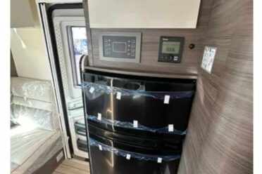 Intérieur de caravane avec frigo et micro-ondes modernes