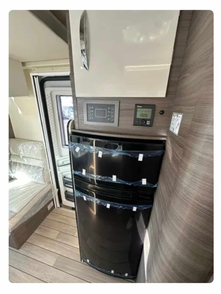 Intérieur de caravane avec frigo et micro-ondes modernes