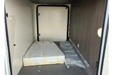 Matelas neuf dans compartiment de camionnette aménagée