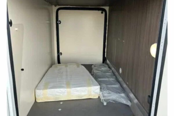 Matelas neuf dans compartiment de camionnette aménagée