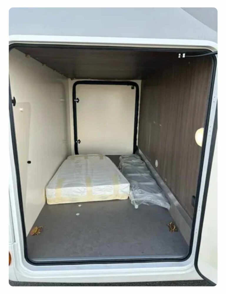 Matelas neuf dans compartiment de camionnette aménagée