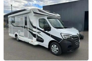 Camping-car moderne blanc et noir stationné