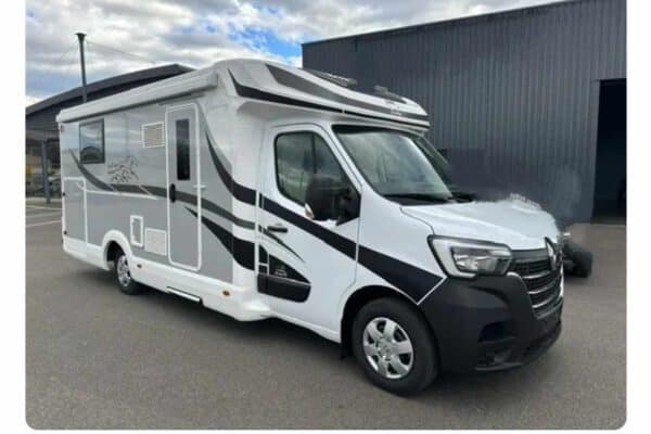 Camping-car moderne blanc et noir stationné