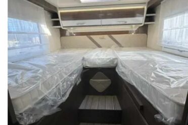 Intérieur caravane moderne avec lits protégés par plastique