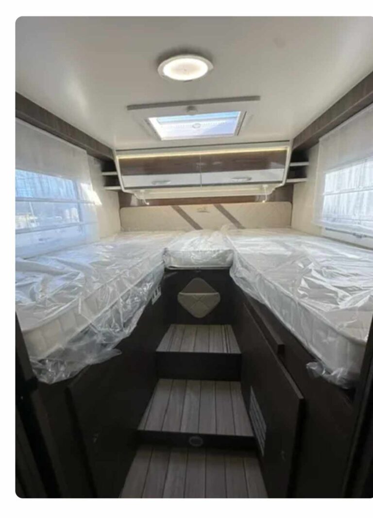Intérieur caravane moderne avec lits protégés par plastique