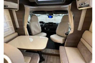 Intérieur moderne de camping-car avec sièges et table