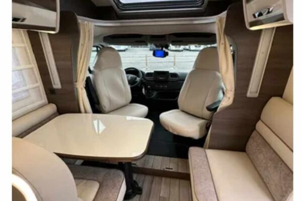 Intérieur moderne de camping-car avec sièges et table