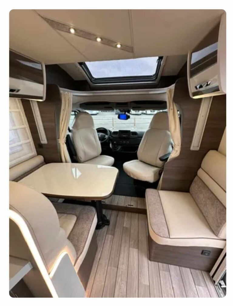 Intérieur moderne de camping-car avec sièges et table