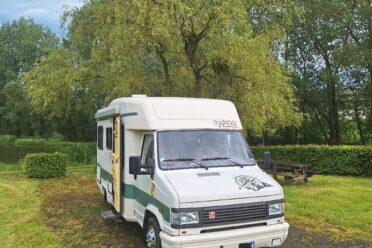 Camping-car Rapido stationné dans un cadre verdoyant