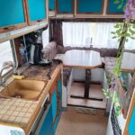 Intérieur cosy de camping-car avec cuisine et table