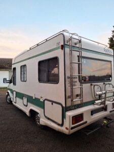 Camping-car Citroën blanc et vert stationné
