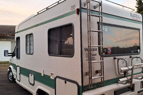 Camping-car Citroën blanc et vert stationné