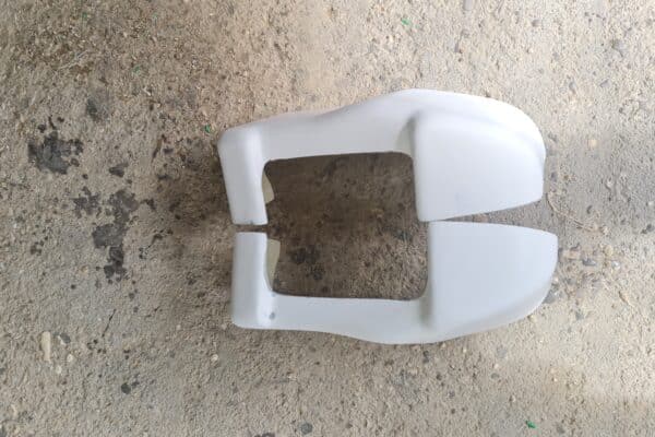 Carrozzeria bianca su pavimento in cemento