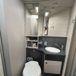 Intérieur moderne de salle de bain de camping-car