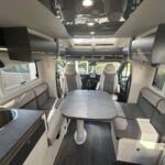 Intérieur moderne de camping-car avec sièges et table