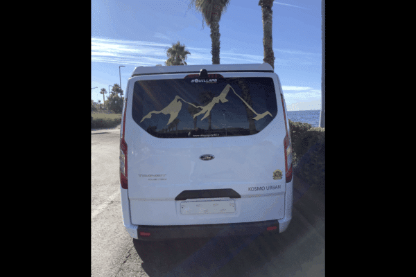 Kastenwagen weiß Ford Transit geparkt mit Blick auf das Meer