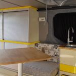 Intérieur moderne de camping-car avec coin cuisine
