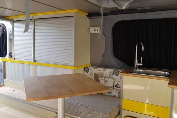 Moderne Inneneinrichtung von Wohnmobil mit Küchenzeile