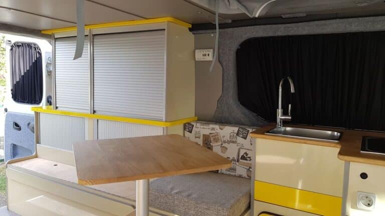 Intérieur moderne de camping-car avec coin cuisine