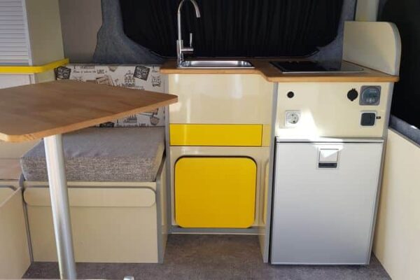 Innenansicht von Wohnmobil mit kompakter Küche