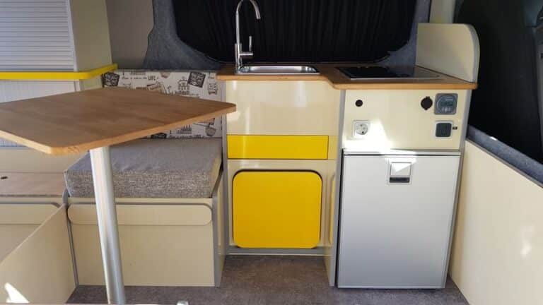 Intérieur de camping-car avec cuisine compacte