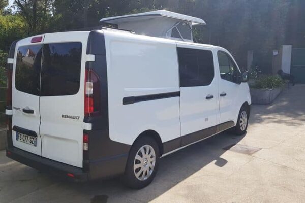 Kastenwagen Renault weiß geparkt, Sonnenlicht